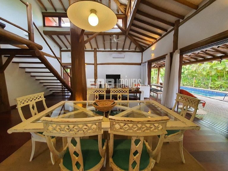 Casa em estilo tropical a apenas 200 metros da praia de Itam