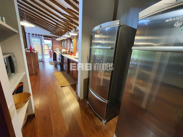 Casa em estilo tropical a apenas 200 metros da praia de Itam