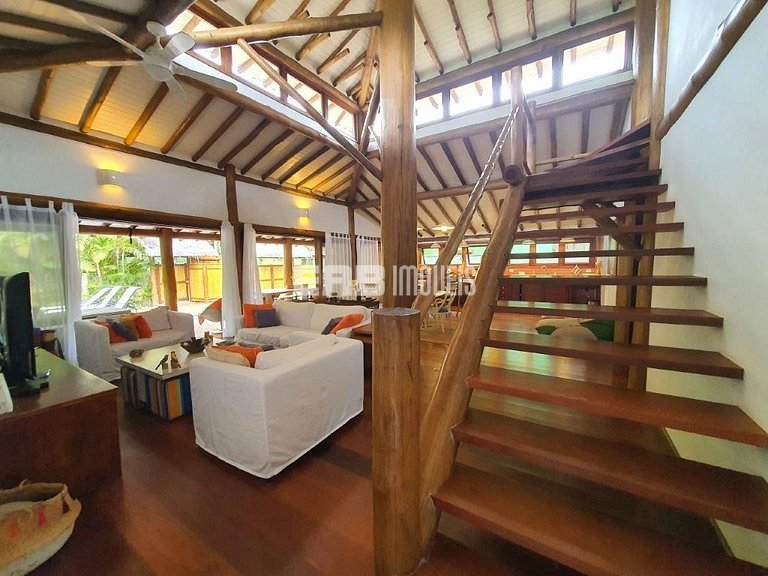 Casa em estilo tropical a apenas 200 metros da praia de Itam