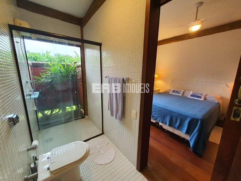 Casa em estilo tropical a apenas 200 metros da praia de Itam