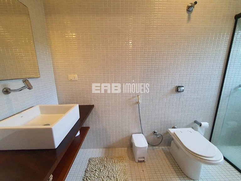 Casa em estilo tropical a apenas 200 metros da praia de Itam