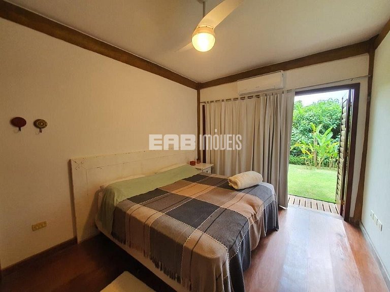 Casa em estilo tropical a apenas 200 metros da praia de Itam