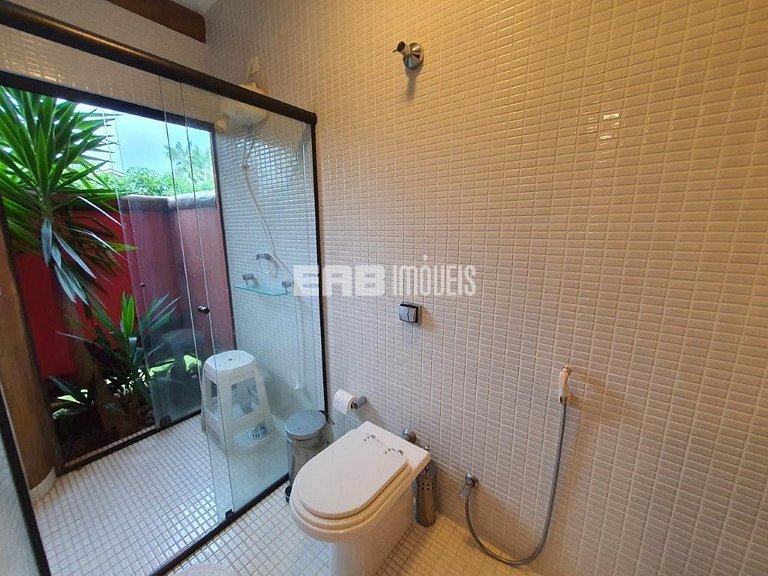 Casa em estilo tropical a apenas 200 metros da praia de Itam