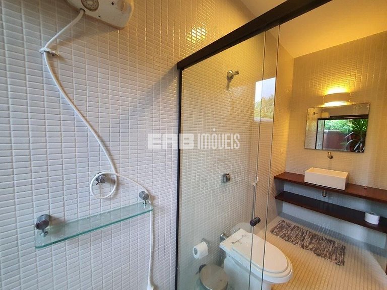 Casa em estilo tropical a apenas 200 metros da praia de Itam