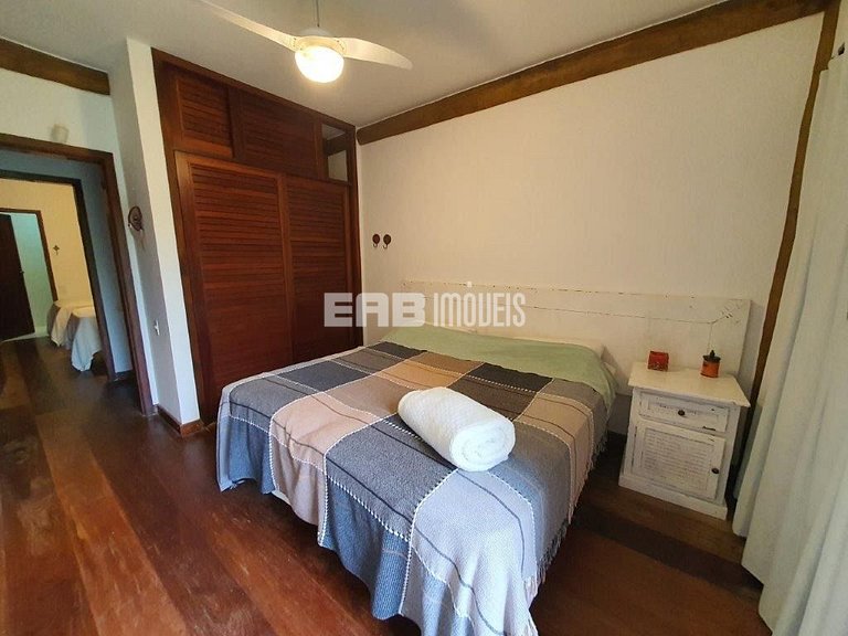 Casa em estilo tropical a apenas 200 metros da praia de Itam