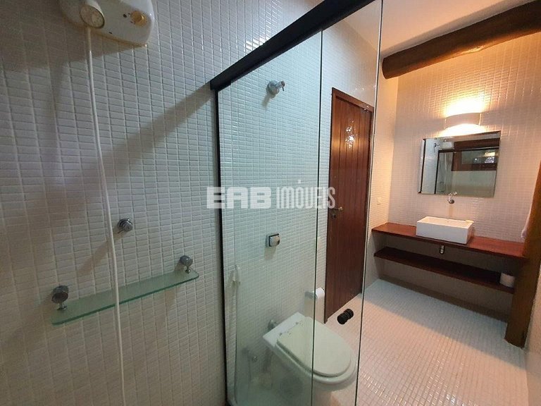 Casa em estilo tropical a apenas 200 metros da praia de Itam