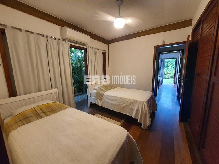 Casa em estilo tropical a apenas 200 metros da praia de Itam