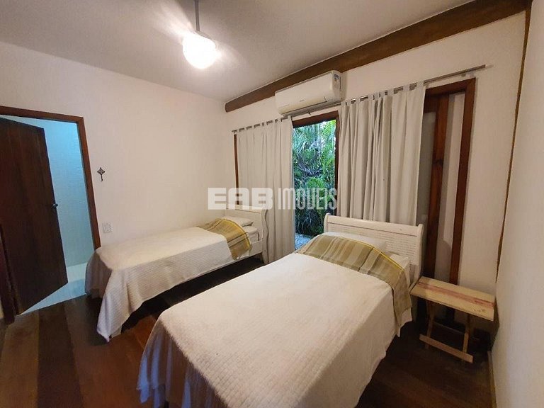 Casa em estilo tropical a apenas 200 metros da praia de Itam