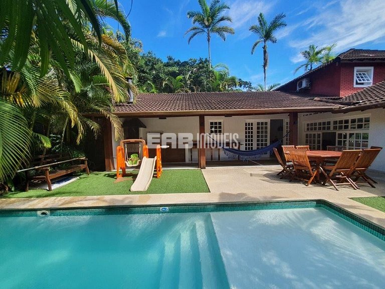 Casa com piscina, a poucos passos da praia de Itamambuca!