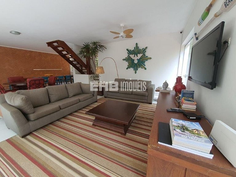 Casa com piscina, a poucos passos da praia de Itamambuca!