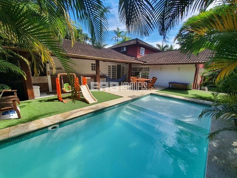 Casa com piscina, a poucos passos da praia de Itamambuca!