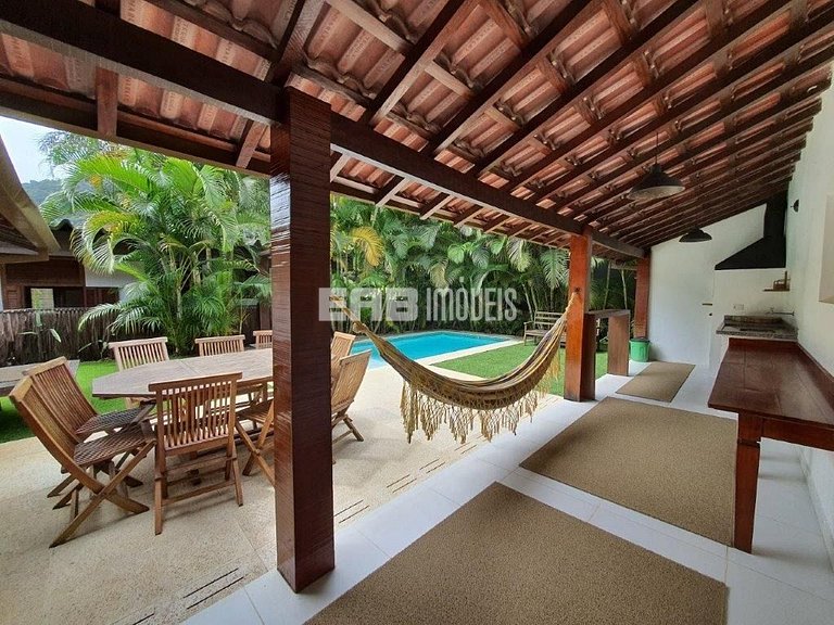 Casa com piscina, a poucos passos da praia de Itamambuca!