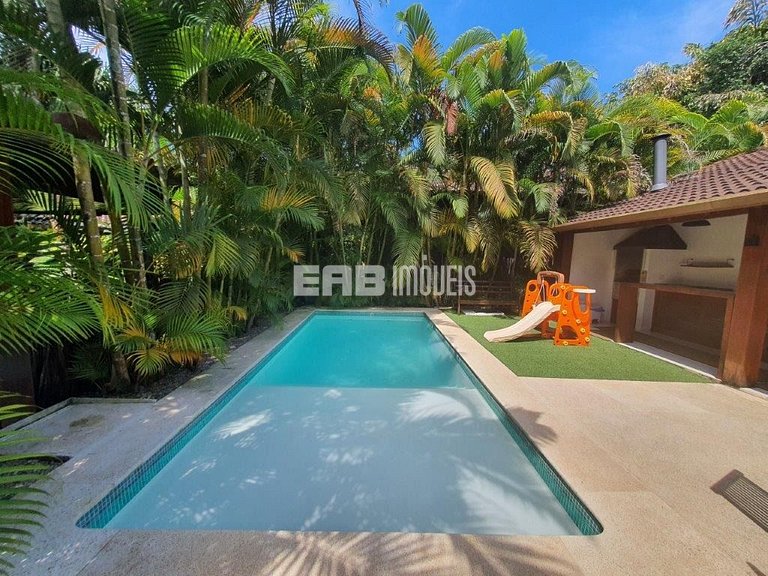 Casa com piscina, a poucos passos da praia de Itamambuca!