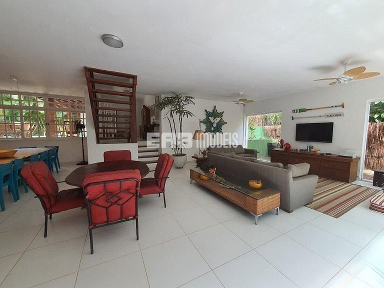 Casa com piscina, a poucos passos da praia de Itamambuca!