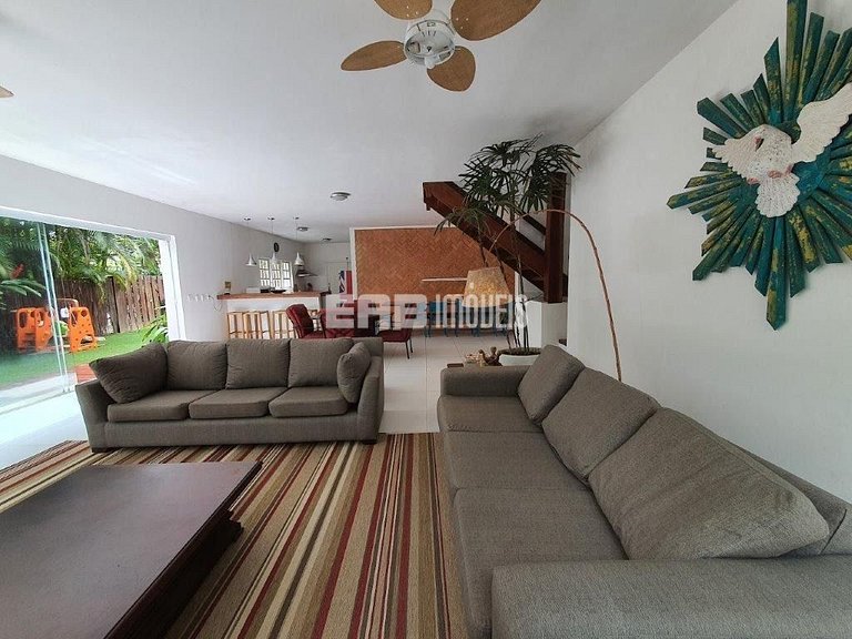 Casa com piscina, a poucos passos da praia de Itamambuca!