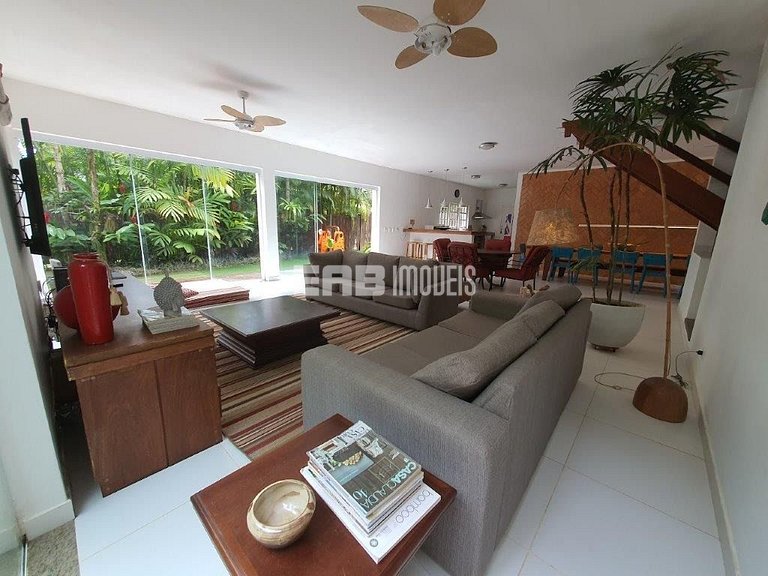 Casa com piscina, a poucos passos da praia de Itamambuca!