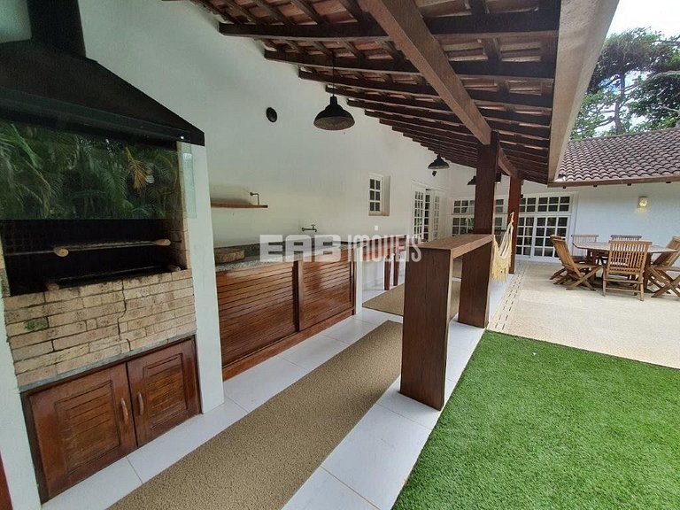 Casa com piscina, a poucos passos da praia de Itamambuca!