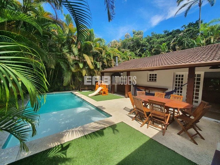 Casa com piscina, a poucos passos da praia de Itamambuca!