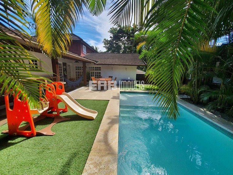 Casa com piscina, a poucos passos da praia de Itamambuca!