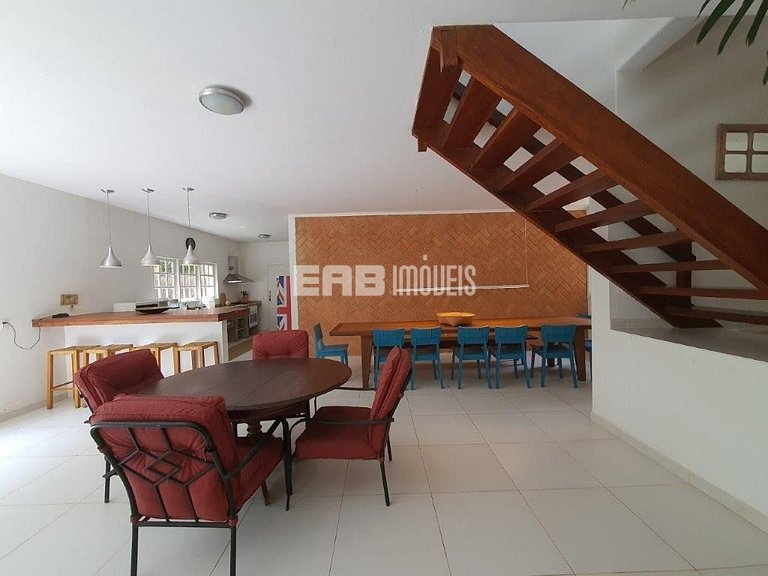 Casa com piscina, a poucos passos da praia de Itamambuca!