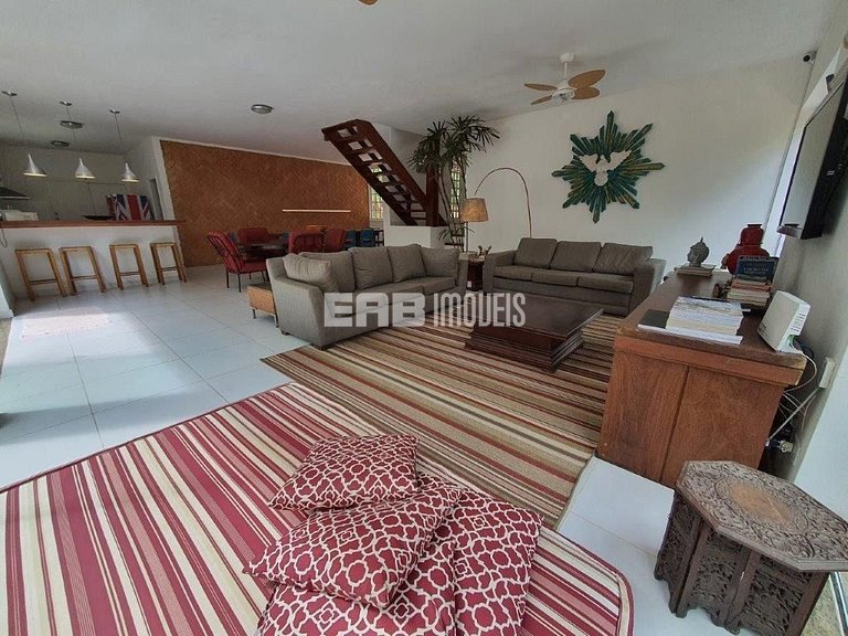 Casa com piscina, a poucos passos da praia de Itamambuca!