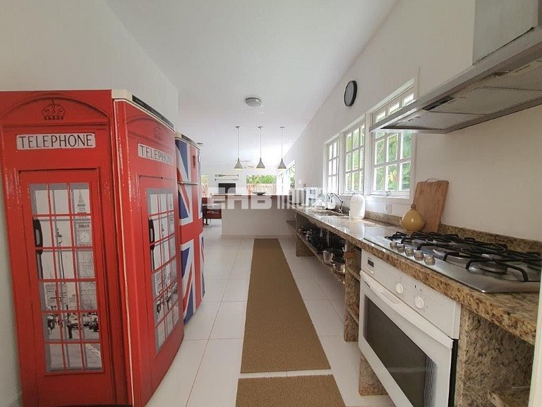 Casa com piscina, a poucos passos da praia de Itamambuca!