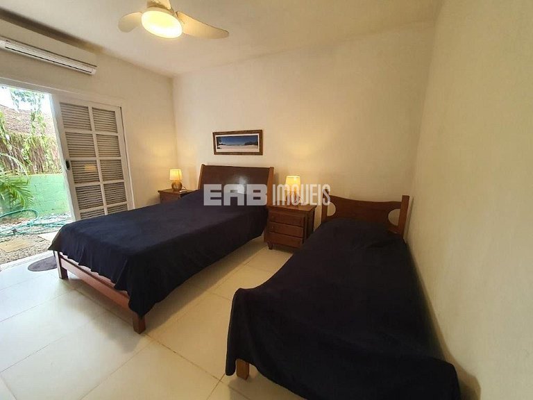 Casa com piscina, a poucos passos da praia de Itamambuca!