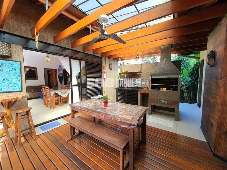 Charmosa casa a 100m da praia de Itamambuca