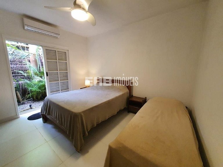 Casa com piscina, a poucos passos da praia de Itamambuca!