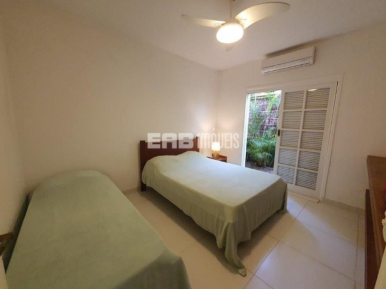 Casa com piscina, a poucos passos da praia de Itamambuca!