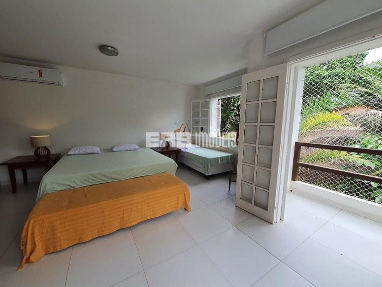 Casa com piscina, a poucos passos da praia de Itamambuca!