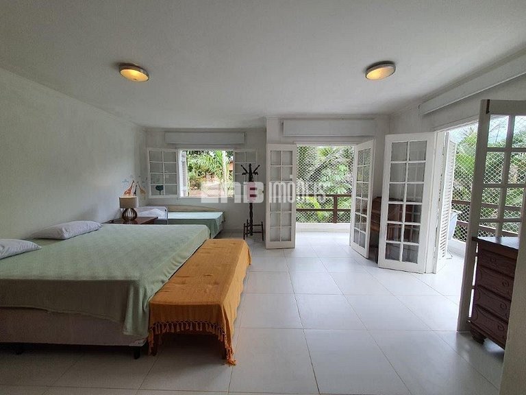 Casa com piscina, a poucos passos da praia de Itamambuca!