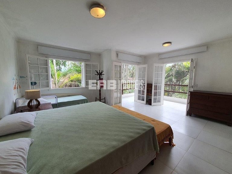 Casa com piscina, a poucos passos da praia de Itamambuca!