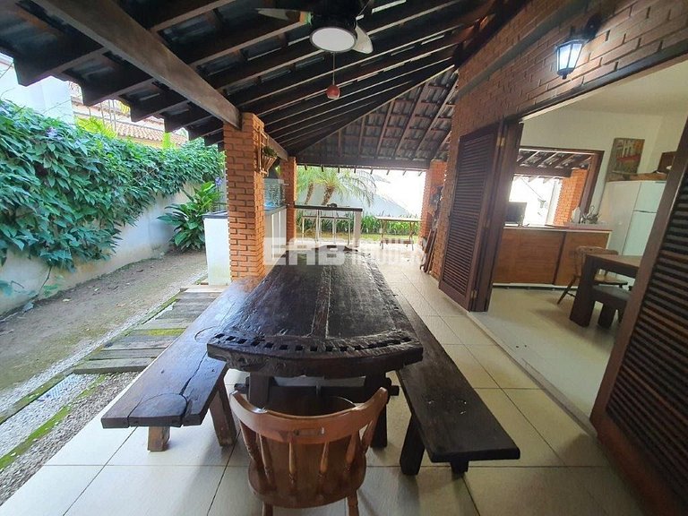 Locação de temporada bem pertinho da praia em Itamambuca, Ub