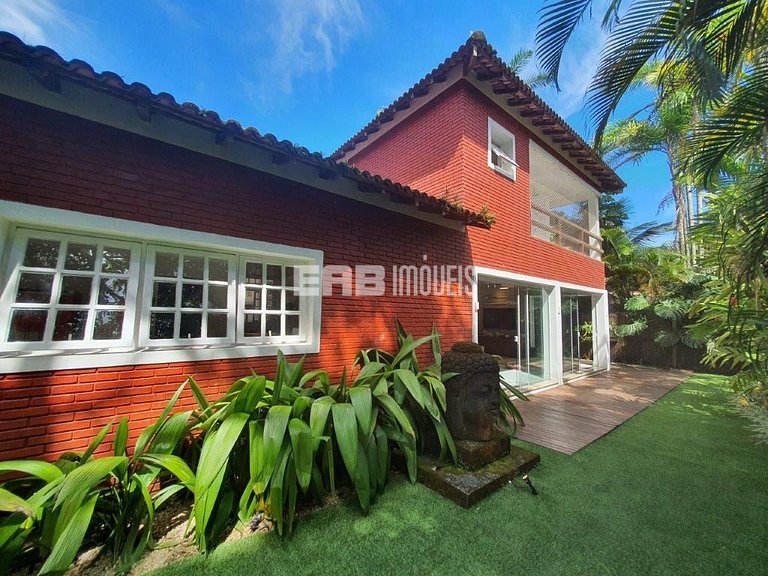 Casa com piscina, a poucos passos da praia de Itamambuca!