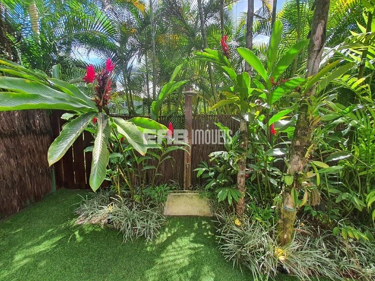 Casa com piscina, a poucos passos da praia de Itamambuca!