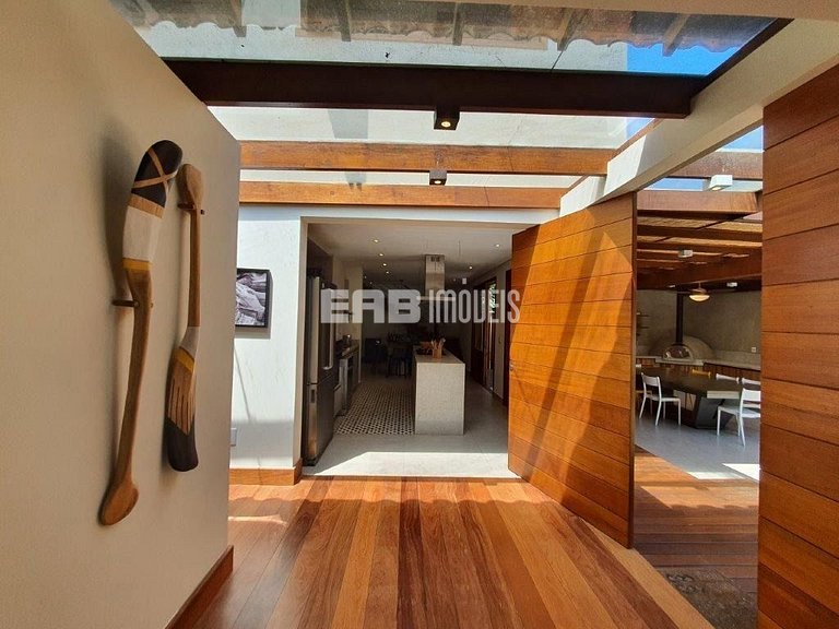 Casa com 4 quartos, a 160m da praia de Itamambuca