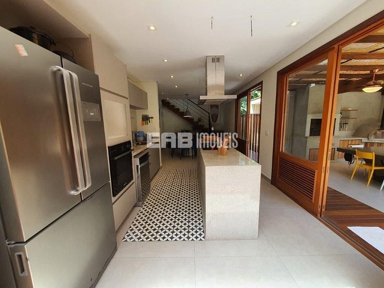 Casa com 4 quartos, a 160m da praia de Itamambuca