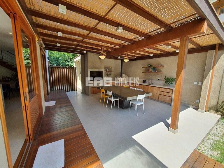 Casa com 4 quartos, a 160m da praia de Itamambuca