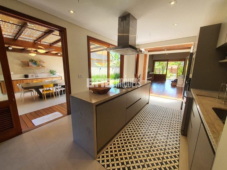 Casa com 4 quartos, a 160m da praia de Itamambuca