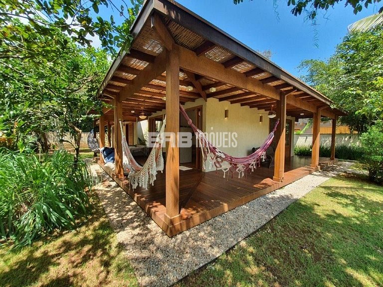 Casa com 4 quartos, a 160m da praia de Itamambuca