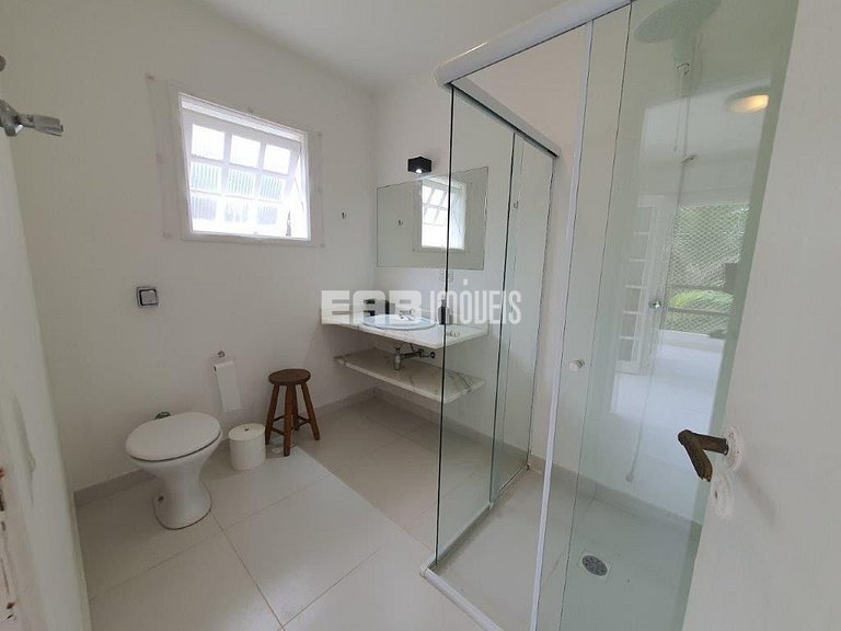 Casa com piscina, a poucos passos da praia de Itamambuca!