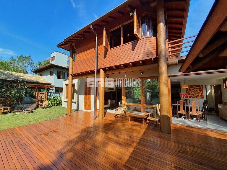 Moderna casa de temporada na praia de Itamambuca