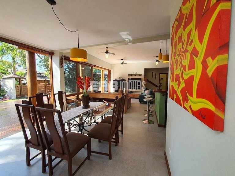 Moderna casa de temporada na praia de Itamambuca