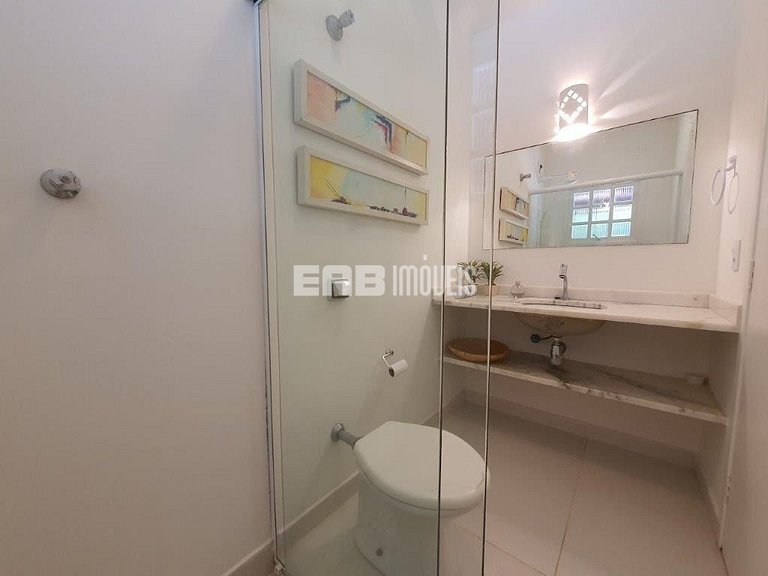 Casa com piscina, a poucos passos da praia de Itamambuca!