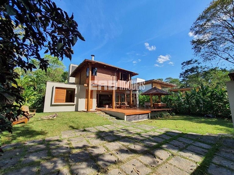 Moderna casa de temporada na praia de Itamambuca