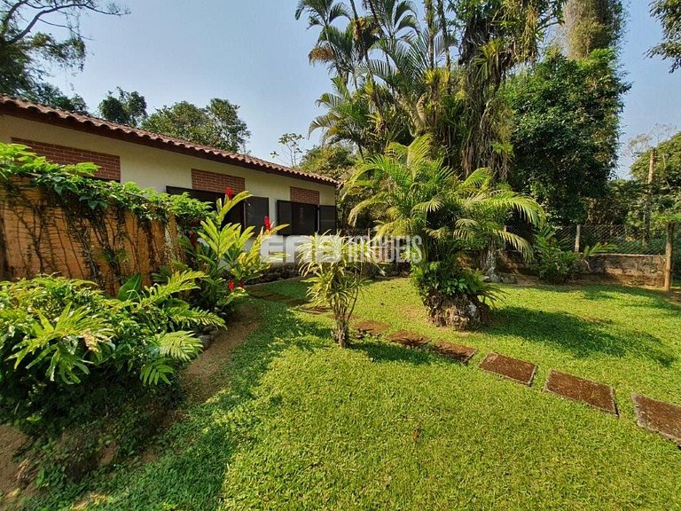 Casa em rua tranquila e arborizada na praia de Itamambuca
