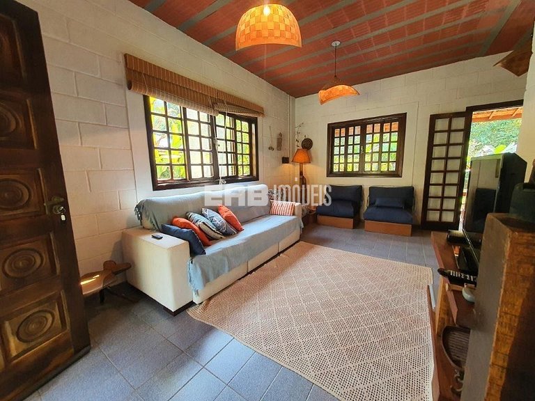 Casa em rua tranquila e arborizada na praia de Itamambuca