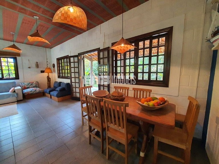 Casa em rua tranquila e arborizada na praia de Itamambuca