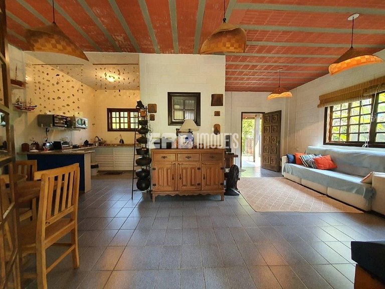 Casa em rua tranquila e arborizada na praia de Itamambuca